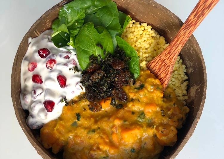 Curry de patate douce aux lentilles corail, yaourt Ă  la grenade et chutney menthe-coriandre đ đ„Łđ±